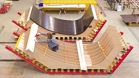 The formwork facing with the large-area Fin-Ply Maxi made it possible to reduce the panel joints to a minimum. The tower supports with a cross-section composed of different radii run with different inclinations. Custom-made VARIO GT 24 elements were used for their construction.