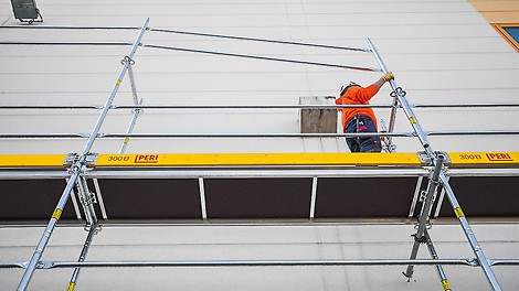 Opcjonalnie można też zawiesić obydwie poręcze na ramie Easy i zamontować je z niższego poziomu rusztowania.