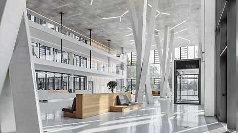 Drei Baumstützengruppen ragen im Foyer über drei Geschosse hinweg empor. PERI entwickelte eine höchst komplexe 3D-Sonderschalung aus Stahlelementen mit 150 mm Bauhöhe, die aus 63 individuell konstruierten und CNC-lasergeschnittenen Einzelteilen bestand. <br/>(Foto: Thilo Ross)<br/>