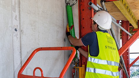 Подъем системы осуществляется при помощи мобильного гидравлического оборудования. Небольшой вес обеспечивает легкое перемещение, а высокая грузоподъемность - быстрый и безопасный подъем даже крупноразмерных модулей.