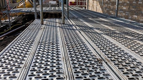 De stalen vloerroosters zijn rechtstreeks op de liggers gemonteerd en worden veilig op hun plaats gehouden zonder extra componenten.