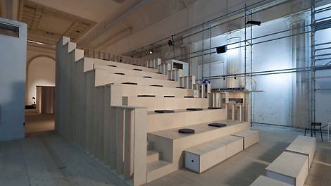 Каркас трибуны собран из системы промышленных лесов PERI, сверху обшит фанерными листами для удобства зрителей.