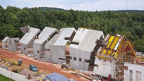 Mausoleum Michniów - The museum shape symbolizes a traditional village hut, which gradually crumbles into dust. Numerous offsets and inclined surfaces characterize the complex structure. PERI engineers developed a customized formwork concept in order to carry out the project with a minimum quantity of special formwork.