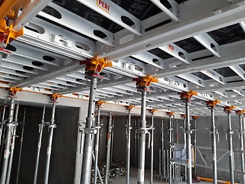 Système SKYMAX : une réduction des besoins en matériels sur site, grâce au décoffrage anticipé avec tête de décintrement.