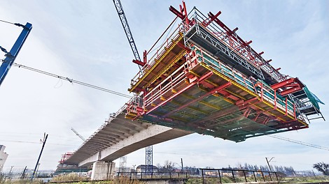 Podczas przemieszczania wózka VBC nad kolejową linią trakcyjną cały czas zagwarantowane jest bezpieczeństwo zarówno dla personelu budowy, jak i otoczenia.