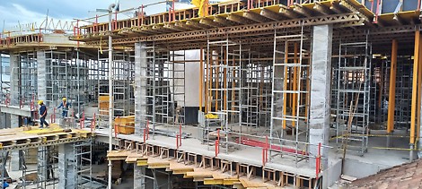 Sistema de encofrado para losas con vigas MULTIFLEX en combinación con la resistente torre de carga ST-100 y puntales PEP-ERGO.