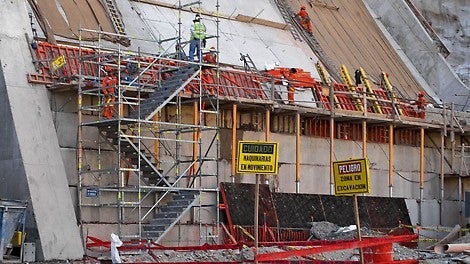 Breite Treppe als Zugang zu den Schal- und Betonierebenen eines Staudammes.