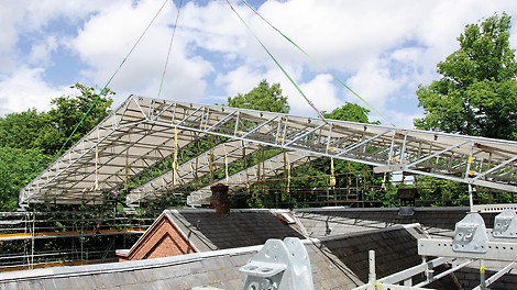 Besucher der PERI Messehalle dürfen sich auf realitätsgetreue Exponate freuen – so auch über ein Segment des PERI UP Wetterschutzdachs.