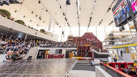 Numerous PERI employees from all over the world are there for you at bauma. Here you can see insights into the stand briefing by Alexander Schwörer on the day before the start of the exhibition.