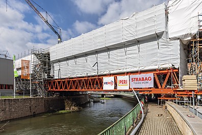 Auf Basis der beiden Baukastensysteme PERI UP und VARIOKIT erarbeiteten PERI Ingenieure eine Gerüstlösung, die allen projektspezifischen Herausforderungen gerecht werden sollte: vom anspruchsvollen Prüflauf der Deutschen Bahn bis hin zur praktischen Umsetzbarkeit auf der Baustelle.