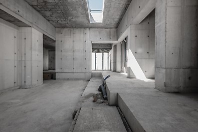 Literalmente, a estrutura ultrapassa os limites de um “quadrado simples”, pois compreende ângulos irregulares, além das diferentes alturas do piso. (Foto: seanpollock.com)