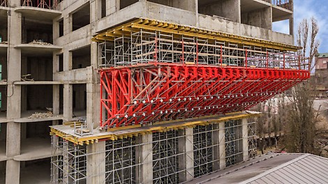 Для бетонирования выступающей части дома необходимо было основание. Это основание должно было быть достаточно надежным и безопасным, чтобы выдержать все нагрузки и не повредить здание культурного наследия внизу.