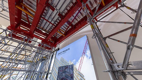 With our product portfolio for the infrastructure sector, we cover a high variety of applications. A special highlight: the combination of the VARIOKIT Engineering Construction Kit with the PERI UP Scaffolding Kit.