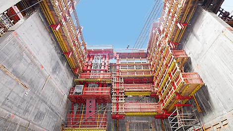 ACS 自动爬架系统 ACS自动爬架系统能够使混凝土泵布料杆和集成在系统中的施工梯塔架与爬架单元同时顶升,不需要吊车。