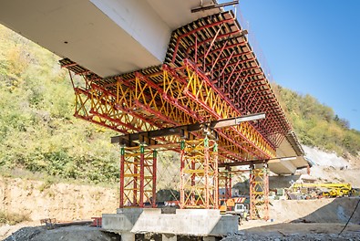 Na mestima, na kojima konfiguracija terena nije dozvoljavala korišćenje PERI UP Rosett nosive skele, primenjivan je princip podupiranja pomoću teške nosive skele.