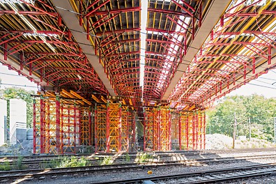 Podparcie montażowe stalowych dźwigarów nośnych L = 27 m wykonano na wieżach podporowych w systemie PERI VST.