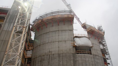 Parkkihallin ajorampin MAXIMO-järjestelmällä valettua kaarevaa seinää.