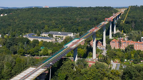 Filigrane Ingenieurskunst in 70 m Höhe Aufnahme von oben der 916 Meter langen Gottleubatalbrücke bei Pirna