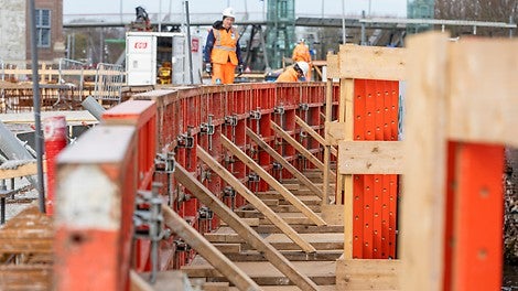 Eenvoudige en snelle oplossing voor de dekrandbekisting m.b.v. het TRIO bekistingssysteem. 