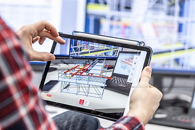Mit der Visualisierungs-App „PERI Extended Experience“ können direkt auf der Baustelle beispielsweise virtuelle Darstellungen der 3D- Gerüstkonstruktionen erzeugt werden 