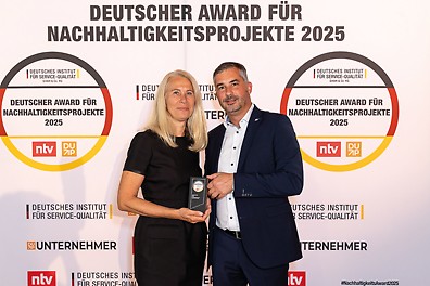 Deutscher Award für Nachhaltigkeitsprojekte 2025 Andreas Mayer (Head of Corporate Sustainability, PERI SE) und Gunilla Pendt (Senior Advisor Corporate Communication, PERI SE) bei der feierlichen Verleihung des Deutschen Awards für Nachhaltigkeitsprojekte 2025
(Foto: Christian Schlenker / ntv / DISQ / DUP)