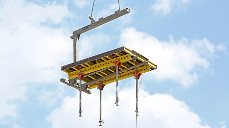 Траверса всегда находится в горизонтальном положении во время простоя и при транспортировке опалубочного стола.