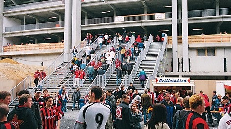 Treppenanlage im Zuge des Umbaues eines Fußballstadions. Sie wurde für die Fußballspiele am Wochenende benötigt und für die Bauarbeiten unter der Woche mit dem Kran an einen Lagerplatz versetzt.