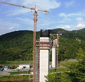 舞鶴若狭自動車道 笙の川橋工事 <br/>手前のP2：外側ACSレベル＋1～＋4解体後の写真<br/> 