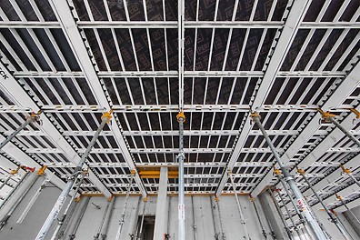 I solai sono stati realizzati con cassaforma a telaio SKYDECK con sistema testa a caduta che ha anticipato il disarmo parziale