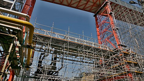 Nekotvené lešení muselo být z důvodů stability a bezpečnosti zatíženo závažím.