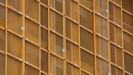 The mesh panels can be telescopilly enabling the system to be adapted to complex layouts