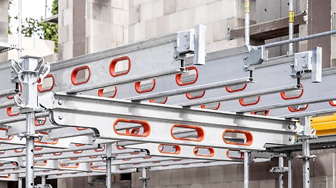PERI´s 6-way drophead at the cantilever provides you with an innovative and extremely safe cantilever solution. Plus it is assembled from the safe interior of the slab.