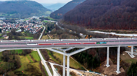 The 485-m-long Filstal Bridge is part of the new high-speed Wendlingen-Ulm railway line. At a height of 85 m, it is one of the highest railway bridges in Germany, connecting the Boßler Tunnel in the north with the Steinbühl Tunnel in the south. As the tracks run on two separate bridge sections, the structure is extremely demanding in terms of architecture and engineering.