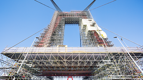 Solutions from our VARIOKIT and PERI UP construction kits For the support structure, we have combined our engineering construction kit with our scaffolding kit to create an efficient solution.