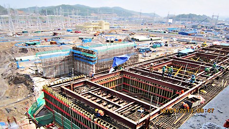 The base area of the main structure is characterized by its massive walls, beams and slabs. The proven, load‑bearing GT 24 girder with high bending stiffness is one of the main components used for the project‑specific formwork.
