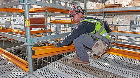 Installation of ledgers and toe boards is greatly simplified by PERI’s gravity lock system, which provides positive connections with a minimum of tools.