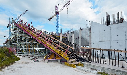 Non solo per la straordinaria modularità: la cassaforma VARIO GT 24 è stata impiegata con successo per ottenere un calcestruzzo faccia a vista, in grado di soddisfare esigenze di carattere tecnico-ingegneristico e i requisiti estetici del progetto