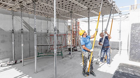 The assembly process is intuitive and can be ­carried out with minimal training effort. The ­ALPHADECK panels can be swivelled upwards from a safe position on the level below.