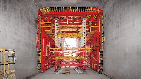 With the two formwork carriages, the 15 m long casting segments were constructed very efficiently. Hydraulically-operated raise and lowering equipment ensured time and cost-saving moving procedures. The construction could be continuously adapted to suit the varying cross-sectional dimensions.