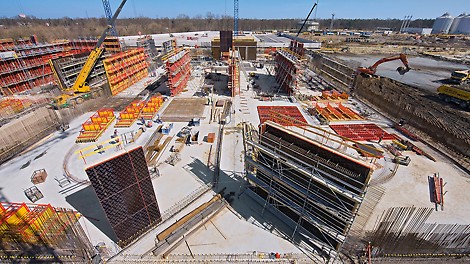 Pentru pereții din beton armat cu înălțimi între 8 și 11 m, PERI a dezvoltat un concept rentabil atât pentru cofraje cât și pentru eșafodaje. 