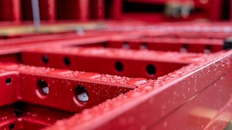 Processo di rivestimento sostenibile Primo piano del profilo rivestito. Sono presenti molte goccioline d'acqua sul profilo