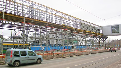 Väliaikainen siirtymäsilta toteutettiin PERI UP Flex -teline- ja LGS-järjestelmillä, sekä GT 24 -palkeilla.