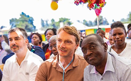 Andreas Mayer ja Dr Jürgen Mayer PERIst osalesid avatseremoonial Kenyas. Erinevate meelelahutusprogrammide keskel pidasid nad kõnesid, väljendades oma parimaid soove. (Photo: PERI SE)<br/>