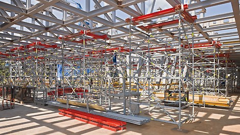 Podparcie tymczasowe rusztu z ram Vieranela za pomocą wież z PERI UP Rosett.