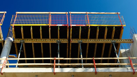 Lavaraketis on kasutatav kiireteks valutsükliteks kogu hoone ulatuses. Korruselt korrusel saab ühe kraana tõstega kuni 40 m² suurustele liigutavatele osadele. PERI MULTIFLEX osakaal on viidud miinimumini, käsitsi eemaldatavate komponentide hulk ainult betoonpostide liinidel. Mida vähem on lahtiseid laeraketise osi objektil seda väiksem on vineeri ülekulu. PERI PROKIT EP 110 on 1,10 m kõrge, kiiresti paigaldatav turvasüsteem lahtiste vahelae äärte jaoks. Ohupiirdevõrkudest, postidest ja kinnitusjalgadest koosnev konstruktsioon on paindlik ning kohandub ka keerulisele hoone geomeetriale. Abidetailid lubavad kasutada ohupiirdeid paljude PERI raketise- ja tellingusüsteemidega.