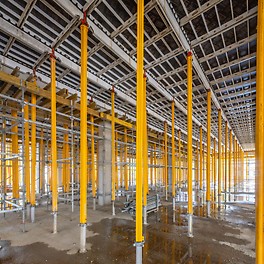 Die leichten und handlichen Systeme aus Aluminium, SKYDECK und MULTIPROP, sorgten für eine rasche Taktfolge bei der Herstellung der Geschossdecken.