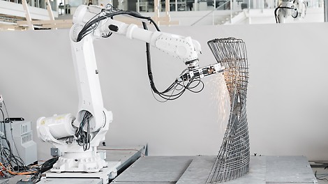 Robotische automatisierte Herstellung der Bewehrungskörbe in Zürich.
(Foto: MESH AG)