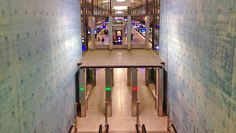 Lentoaseman aseman hallitseva värisävy on sininen. Itsetiivistyvällä betonilla toteutetut paikallavalurakenteet kuuluvat koko Kehärata-hankkeen vaativimpiin.