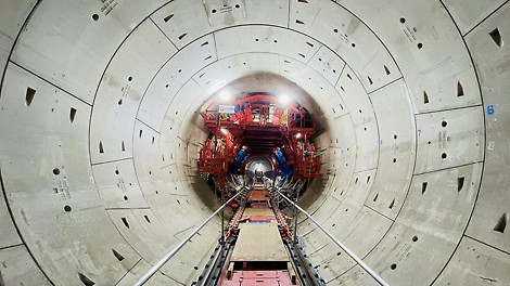 Der 7 km lange Westabschnitt des Thames Tideway Tunnels von Acton Storm Tanks in West London in Richtung Carnwath Road Riverside im Südwesten Londons wurde von KERN Tunneltechnik unterstützt.
KERN Tunneltechnik hat für diese Arbeiten ein automatisiertes Tunnelschalungssystem mit Live-Datenauswertung und SPS-Steuerungen, bestehend aus 6 hydrostatischen Schalungen, entwickelt und geliefert. Die Vollrundschalung mit einem Durchmesser von 6.5 m wurde mit 2 Multifunktionsportalen verfahren und gesetzt. Das System wurde bei KTS komplett vormontiert und getestet.