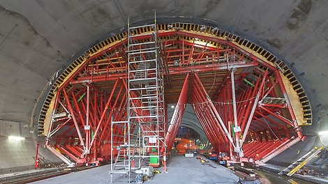 The use of a custom designed and load-optimized formwork carriage results in the simple operation and movement of the large 330m² unit.<br/>(Photo: Images courtesy of TfNSW) <br/>